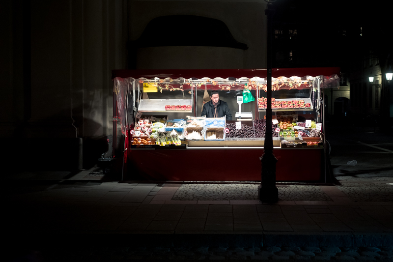 Nocturnal market stand in Munich illustrating the Flâneur framing framework